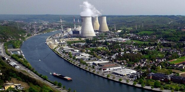 Das Atomkraftwerk Tihange steht am Ufer des Flusses Maas