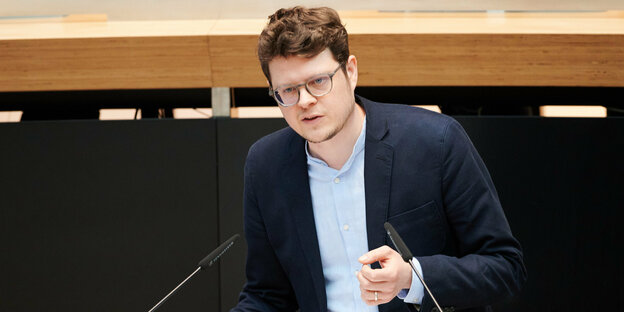 Der Linkenpolitiker Niklas Schrader am Rednerpult des Abgeordnetenhauses redbersprichlinkenK