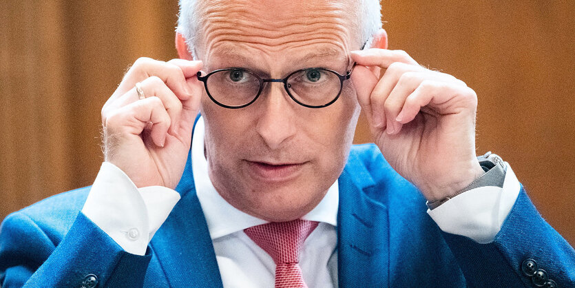 Peter Tschentscher rückt seine Brille zurecht.