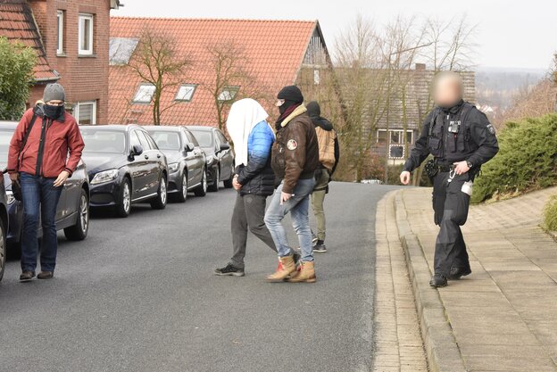 Vermummte Polizisten auf der Straße Vermummte Polizisten auf der Straße