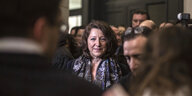 Agnès Buzyn steht inmitten einer Menschenmenge nach ihrer Ernennung als Bürgermeisterkandidatin für Paris