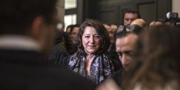 Agnès Buzyn steht inmitten einer Menschenmenge nach ihrer Ernennung als Bürgermeisterkandidatin für Paris