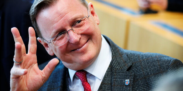 Bodo Ramelow winkt im Landtag von Thüringen.