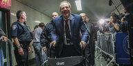 Harvey Weinstein verlässt mit Rollator das Gericht, an den Seiten stehen Fotografen