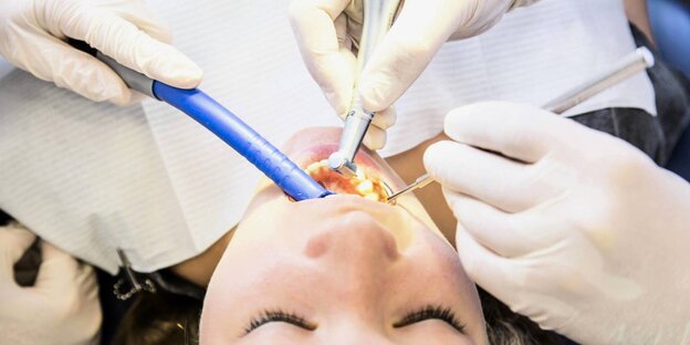 Patientin bei der Zahnarztbehandlung