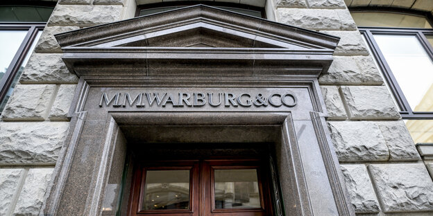 Das Portal der Warburg-Bank aus poliertem Granit und Dach