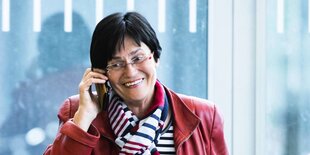 Christine Lieberknecht telefoniert mit ihrem Handy.