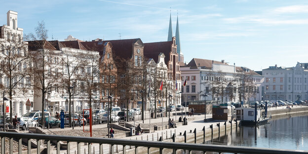Die Altstadt von Lübeck bei blauem Himmel.
