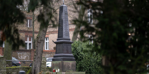 Ein Kriegerdenkmal für deutsche Opfer des Ersten Weltkrieges auf dem Dorfanger in Biesdorf