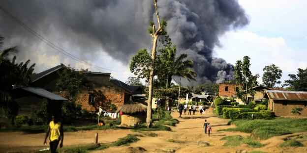 Eine Rauchsäule über der Stadt Beni im Kongo