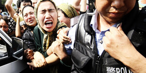 Uiguren protestieren in China in Xinjiang und rangeln mit der Polizei.