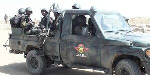 Soldaten in Kamerun auf einem Pick-Up.