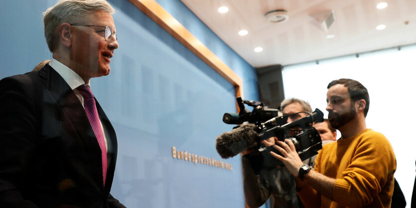 Norbert Röttgen auf dem Weg zu einer Pressekonferenz.