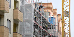 Ein Gerüst steht an der Baustelle eines Wohn- und Geschäftshauses in Kiel.