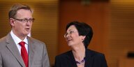 CDU-Politikerin Lieberknecht lächelt den Spitzenkandidaten der Linken, Bobo Ramelow, an