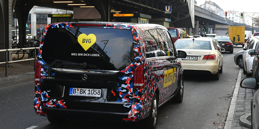 Ein Auto des Berlkönigs fährt unter der U-Bahn durch Berlin