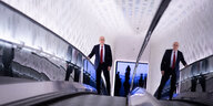 Bürgermeister Tschentscher fährt die Rolltreppe der Elbphilharmonie hoch