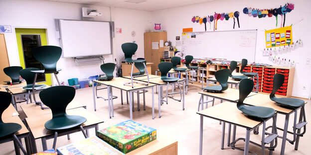 In einem Klassenraum stehen die Stühle auf den Tischen.