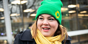 Katharina Fegebank (Bündnis 90/Die Grünen), Zweite Bürgermeisterin von Hamburg und Spitzenkandidatin für die Bürgerschaftswahl mit grüner Mütze.