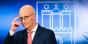 Peter Tschentscher (SPD), Erster Bürgermeister in Hamburg und Spitzenkandidat für die Bürgerschaftswahl, in einem Fernsehstudio.