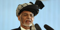 Der afghanische Präsident Aschraf Ghani vor blauem Hintergrund.