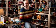 Sascha Uetrecht mit buntem Strickpulli in seinem Berliner Wollladen