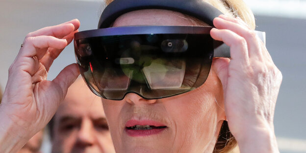 EU-Kommissionspräsidentin Ursula von der Leyen mit VR-Brille.