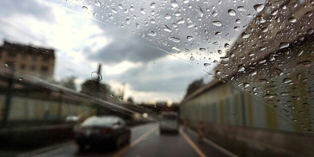 Autobahn, der Himmel ist heiter bis wolkig.