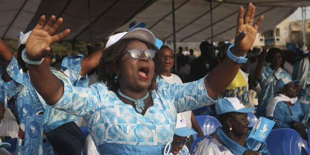Eine Anhängerin von Präsident Amtsinhaber Faure Gnassingbé bei einer Wahlkampfveranstaltung.