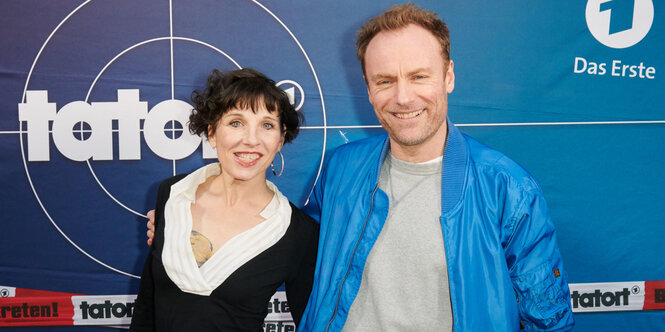 Schauspieler Meret Becker und Mark Waschke bei einer Premiere auf dem roten Teppich