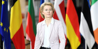 EU-Kommissionschefin Ursula van der Leyen vor Flaggen aus EU-Staaten