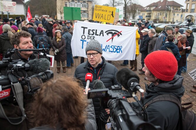 Gegen den US-Autobauer: Protest in Grünheide