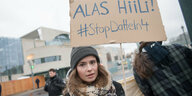 Die deutsche Klimaaktivistin Luisa Neubauer steht vor dem Bundeskanzleramt mit einem Schild mit der Aufschrift «Alas Hiili!» (Finnisch für «Kohle nach unten») und «#StopDatteln4».