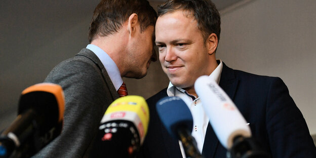 Mike Mohring (M), CDU-Fraktionschef in Thüringen, und Mario Voigt (r), stellvertretender CDU-Landeschef, flüstern miteinander.