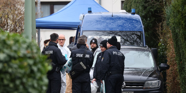 Polizeiabsperrung am Tatort in nächtlicher Szenerie in Hanau.