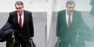 Sigmar Gabriel spiegelt sich