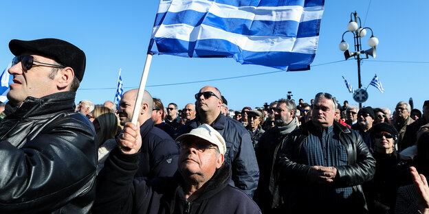 Demonstranten mit griechischer Flagge
