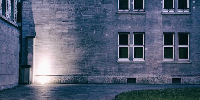 Wand mit Fenster des Canisius Kolleg bei Nacht