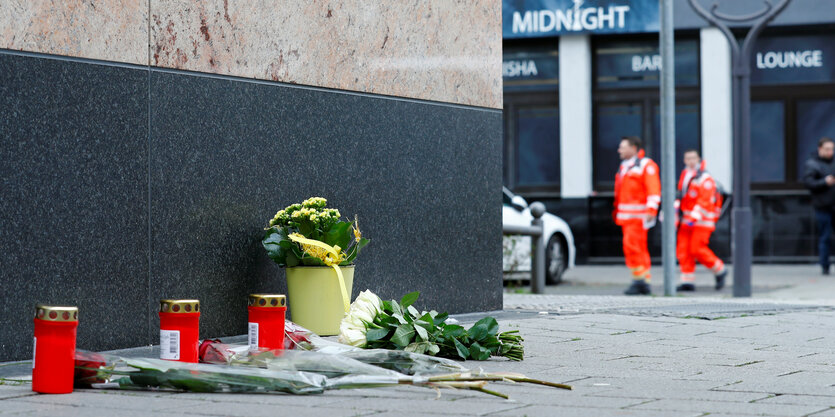 blumen und kerzen in Hanau