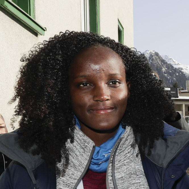 junge Frau mit schwarzen Locken