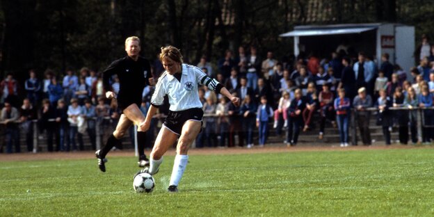 Fußballerin im Nationaltrikot