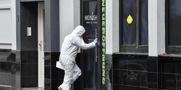 Eine Ermittlerin betritt den Tatort des Terroranschlags in Hanau.