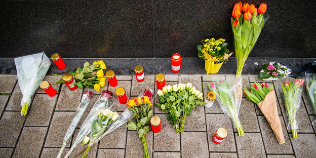 Blumen liegen in der Nähe eines Tatorts in der Innenstadt von Hanau.