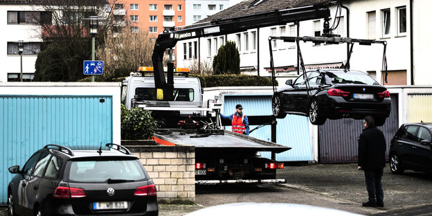 Das Auto des rechten Attentäters R. wird in Hanau von der Polizei abgeschleppt.