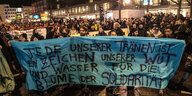 Demonstranten auf dem Hermannplatz
