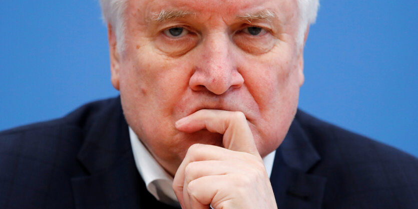 Innenminister Horst Seehofer bei einer Pressekonferenz nach dem rassistischen Anschlag von Hanau.