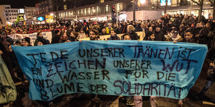 Demonstranten auf dem Hermannplatz