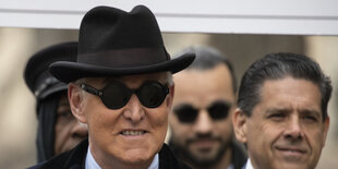 Roger Stone, ein Mann mit weißen Haaren, mit Hut und Sonnenbrille