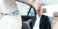 Peter Tschentscher (SPD), Erster Bürgermeister von Hamburg, sitzt nach einem Termin in seinem Dienstwagen am Laptop und arbeitet.