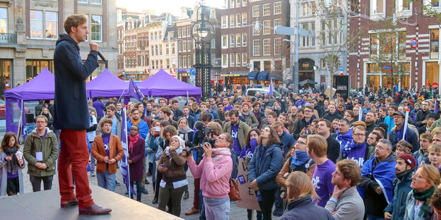 Damian Boeselager, einer der Gründer der proeuropäischen Partei Volt, steht in Amsterdam bei einer Kundgebung auf der Bühne.
